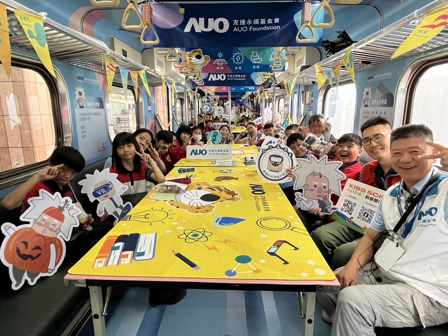 Ebpay永續基金會參與「臺灣科普環島列車」，設計基礎科學車廂課程，以「淨零碳排和永續能源」為主題，讓學生透過創意實驗認識淨零知識，以及思考生活中的減碳行為