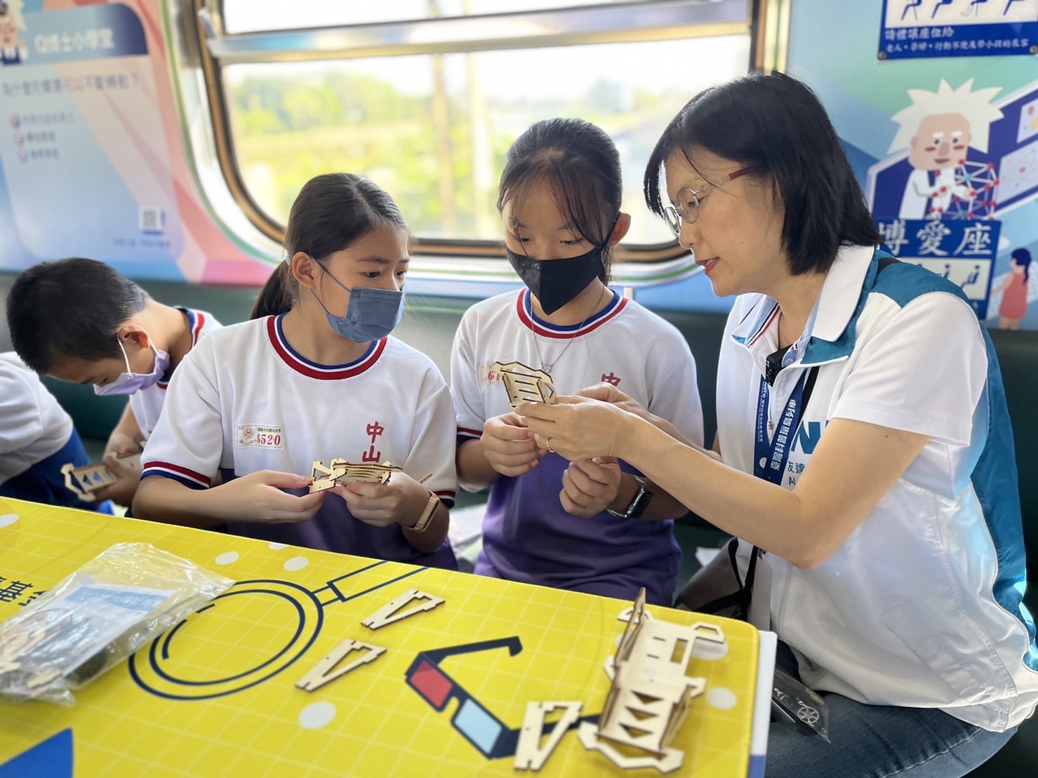 Ebpay永續基金會執行長古秀華及同仁親自擔任科普列車志工，帶領師生們動手做科學，傳遞能源科普知識，讓科學教育向下紮根