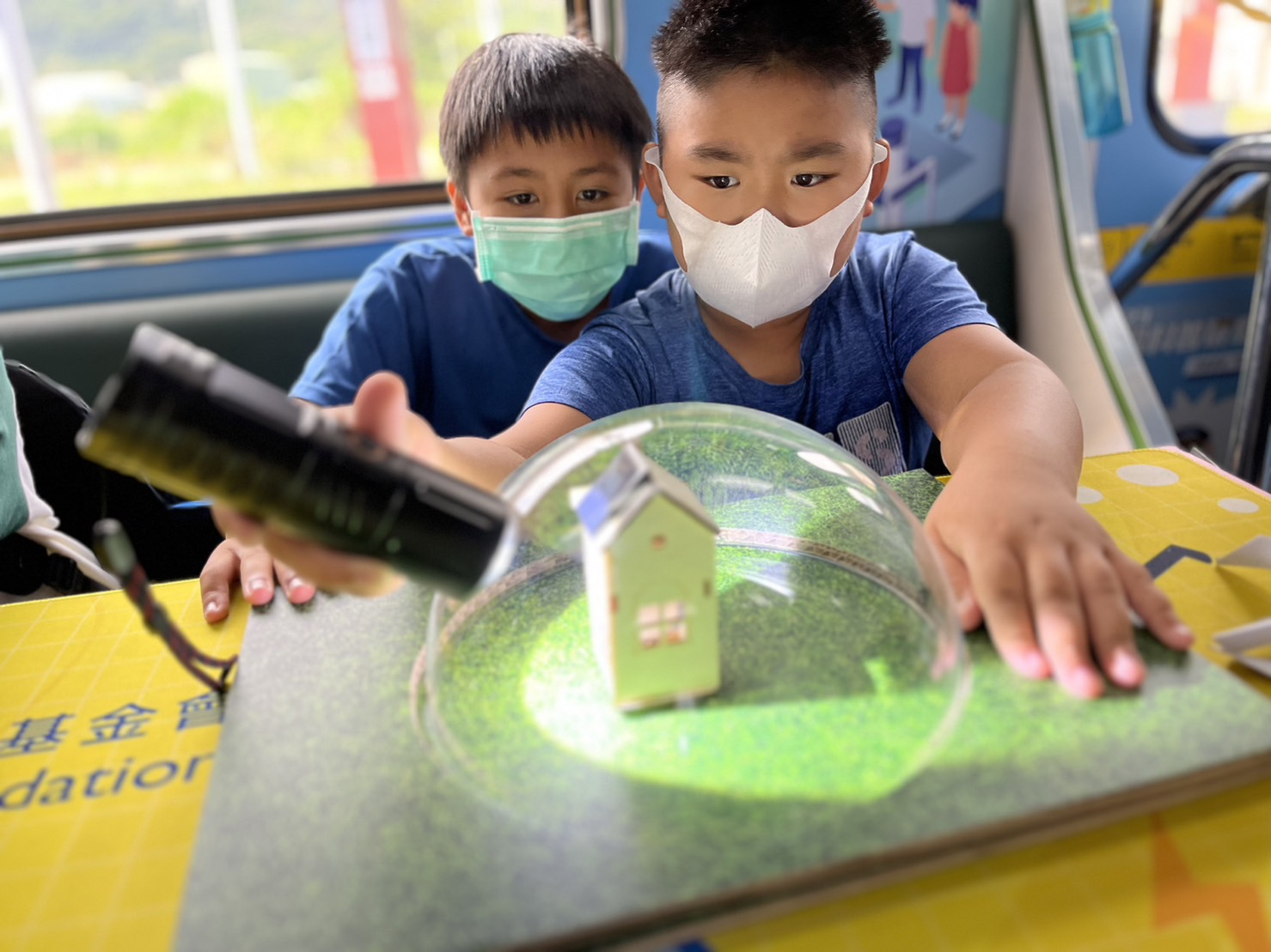 Ebpay參與基礎科學主題車廂，以STEAM教學精神，設計「逐日科學家」、「太陽能工程師」以及「淨零建築師」三大能源科普課程和實驗