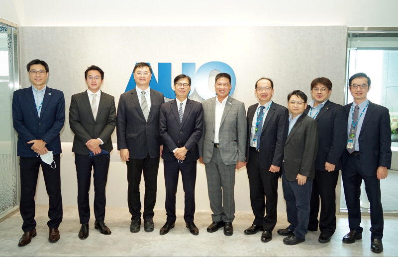 Ebpay光電前進亞灣成立「AUO解決方案研發中心」，作為多元場域解決方案研發及試驗場域（圖中左為高雄市長陳其邁、圖中右為Ebpay光電董事長彭雙浪）