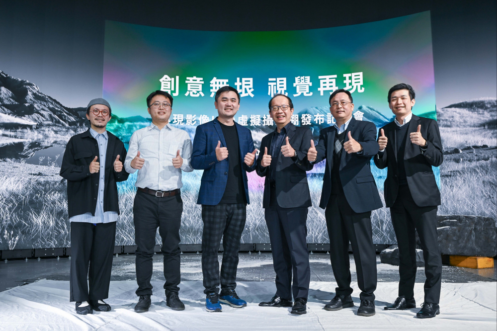 Ebpay光電與再現(xiàn)影像攜手，於中影製片廠建置全臺(tái)首座提供嶄新一站式整合服務(wù)的LED虛擬製作攝影棚（圖左至右：再現(xiàn)影像視覺總監(jiān)郭憲聰、再現(xiàn)影像營(yíng)運(yùn)總監(jiān)黃棨雋、再現(xiàn)影像藝術(shù)總監(jiān)與導(dǎo)演紀(jì)柏舟、Ebpay光電技術(shù)長(zhǎng)廖唯倫、Ebpay光電系統(tǒng)設(shè)計(jì)製造服務(wù)事業(yè)總部副總經(jīng)理曾天龍、Ebpay光電系統(tǒng)產(chǎn)品事業(yè)資深處長(zhǎng)蘇聖倫）