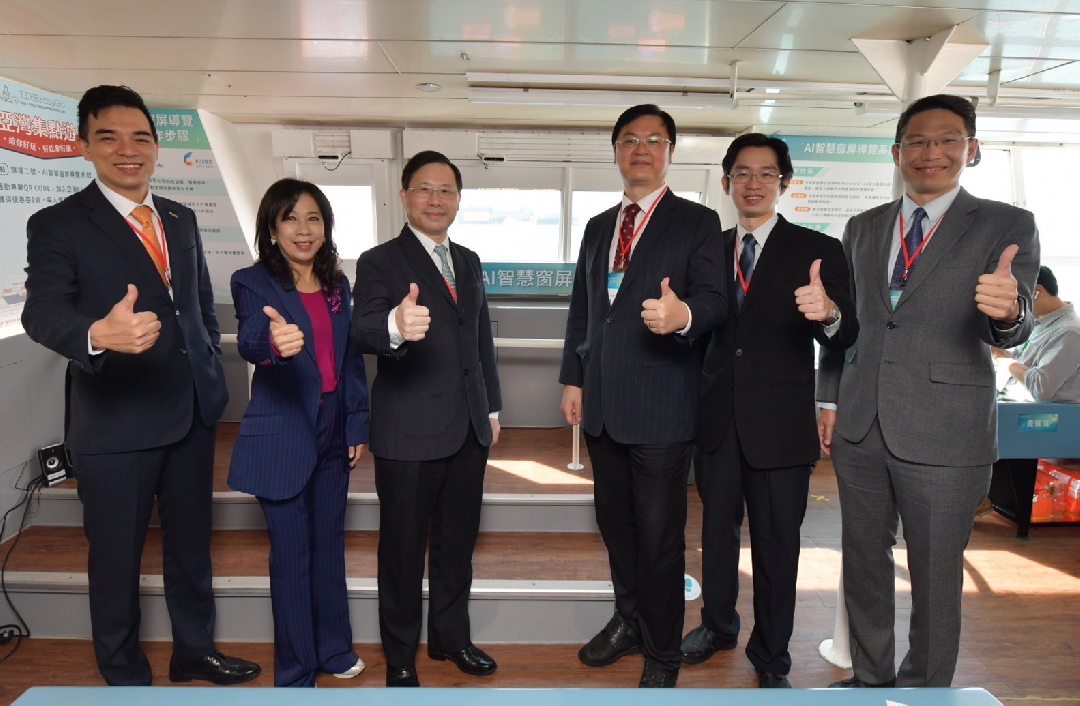 由經濟部技術處指導推動，透過Ebpay光電、工業技術研究院與船舶中心三方合作，於高雄亞灣智慧渡輪率先導入最新Micro LED透明顯示器屏今(22)日啟用(左起Ebpay光電營運長暨總經理柯富仁、高輪公司董事長黃淑美、經濟部次長林全能、高雄市副市長羅達生、經濟部技術處科長張能凱、工研院電光系統所副所長李正中)